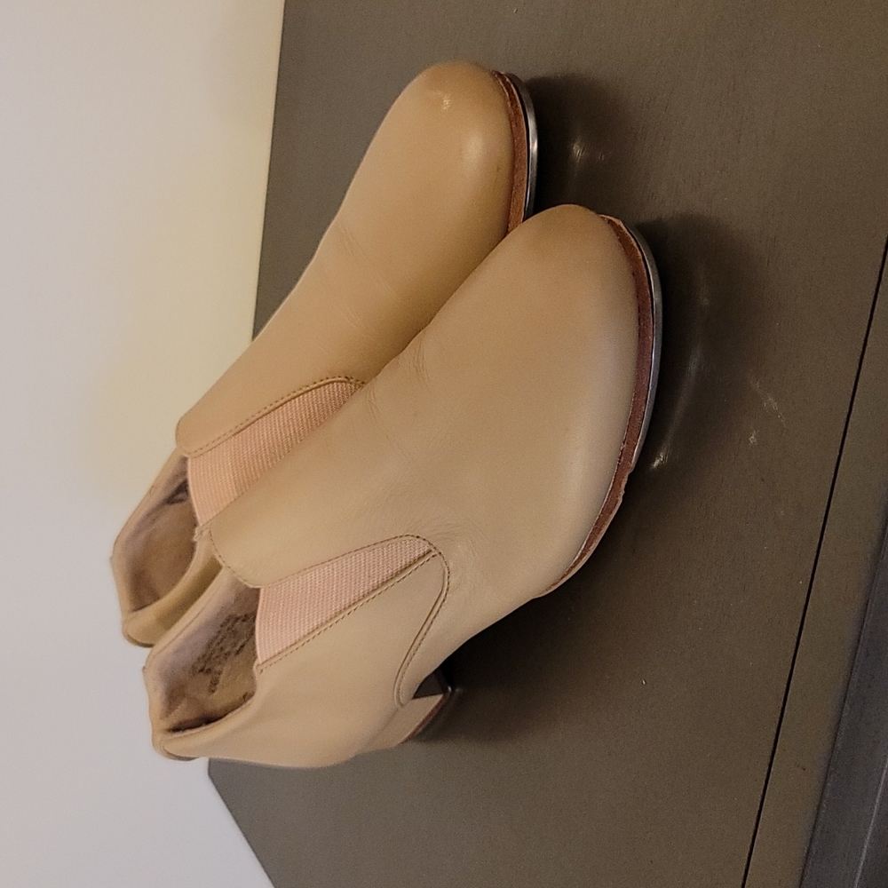 Capezio Tan slip on tap shoes Women's US size 8.5